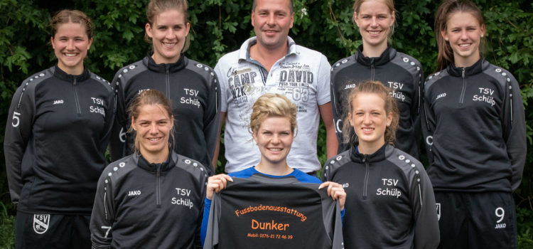 Frauen 1 – Dank Dunker nun auch außerhalb des Spielfeldes bestens gekleidet Frauen 1 – Dank Dunker nun auch außerhalb des Spielfeldes bestens gekleidet